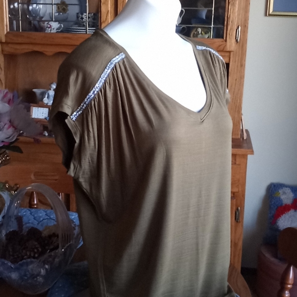 Palette Embellished Shoulder Tee - Picture 2 of 5